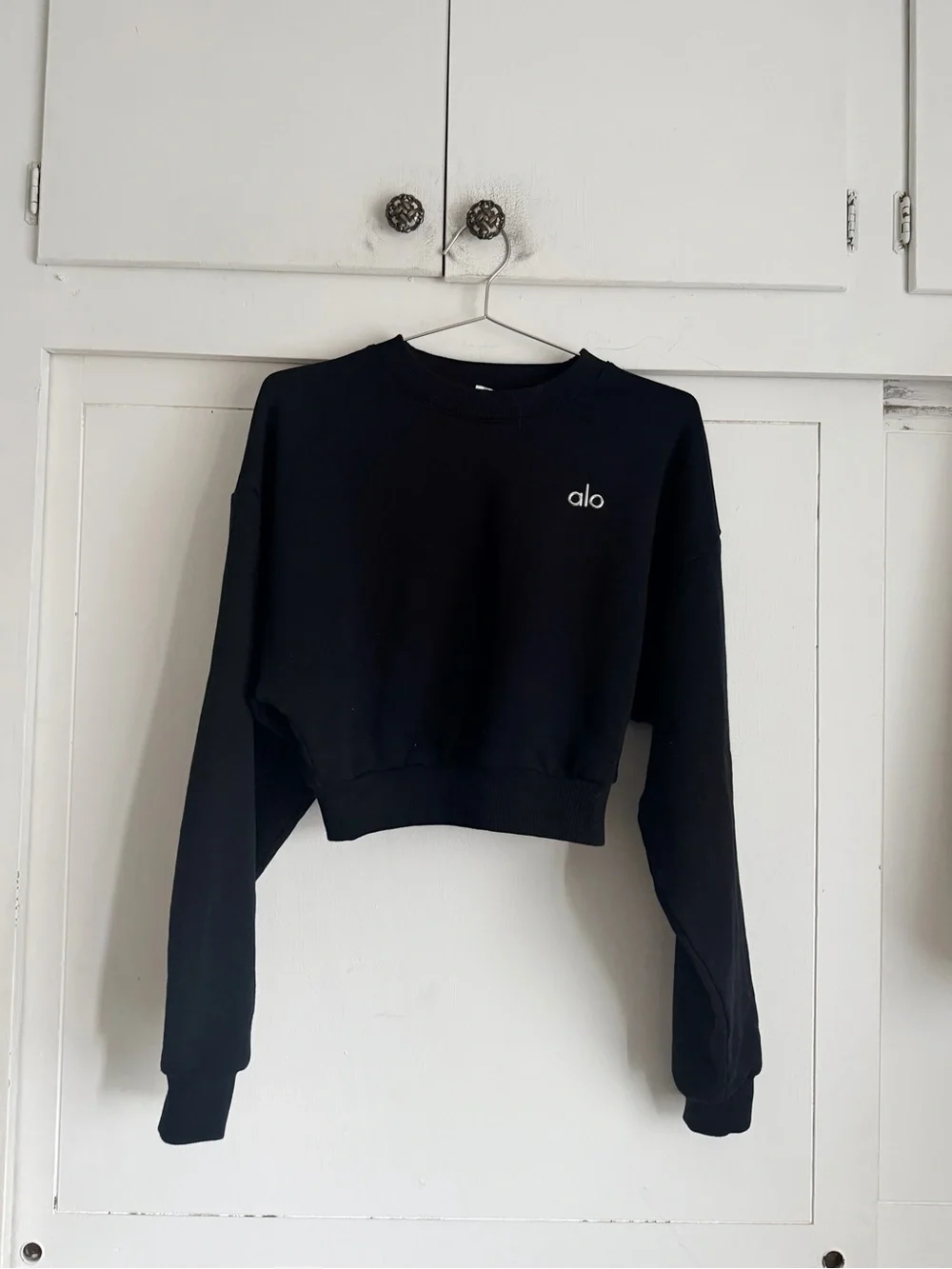 Alo Yoga Cropped Accolade Crewneck - Black